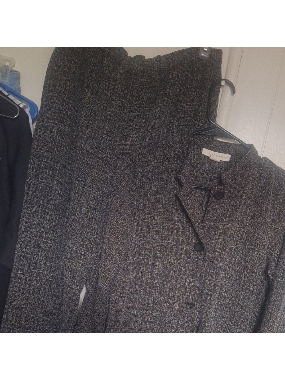 APPLE SEE DS and Gray Tweed Blazer and Skirt Conjunto